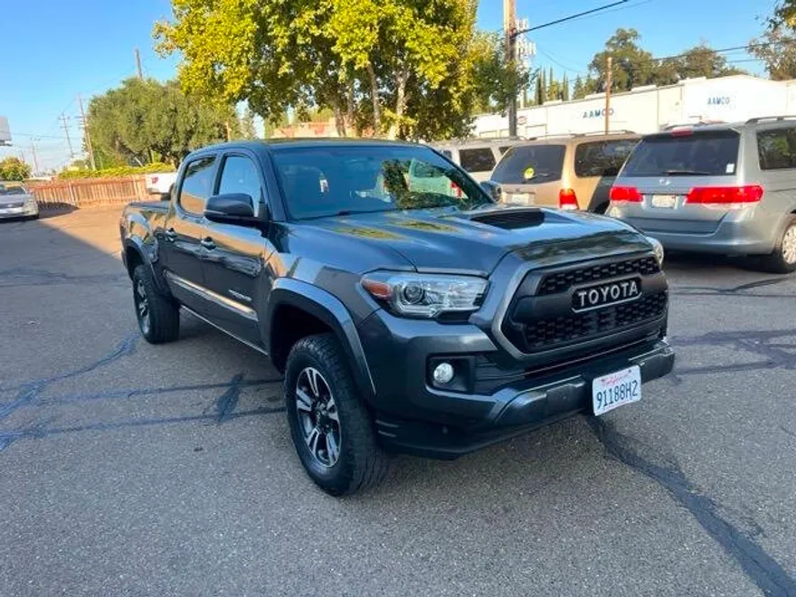 2017 Toyota Tacoma TRD Sport photo 1