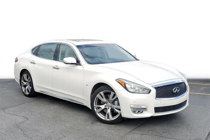 2019 Infiniti Q70L Luxe photo 1