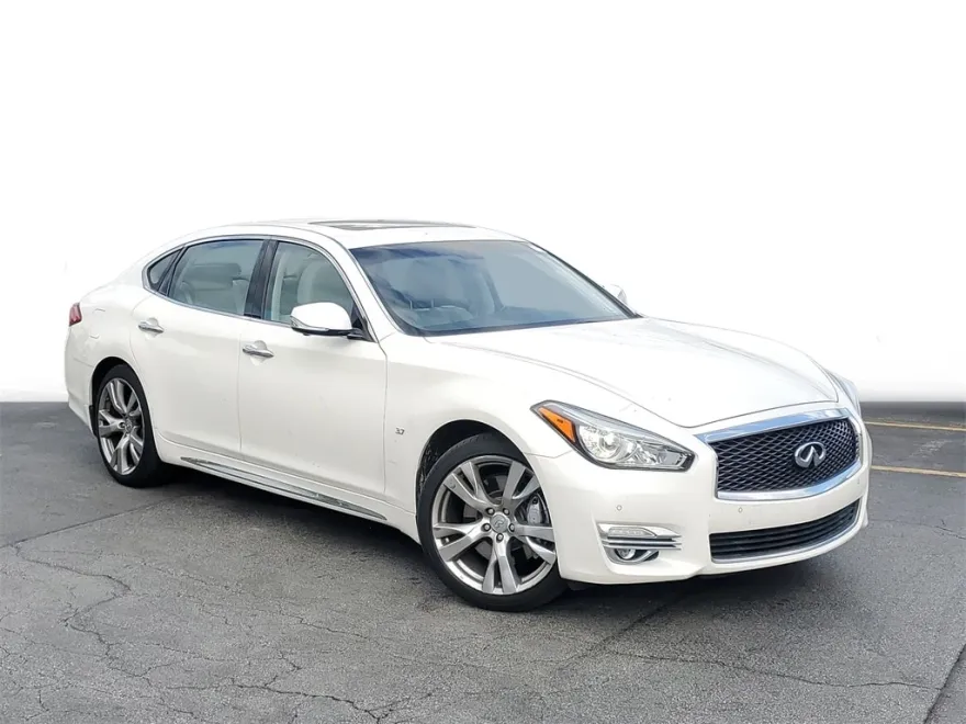 2019 Infiniti Q70L Luxe photo 1