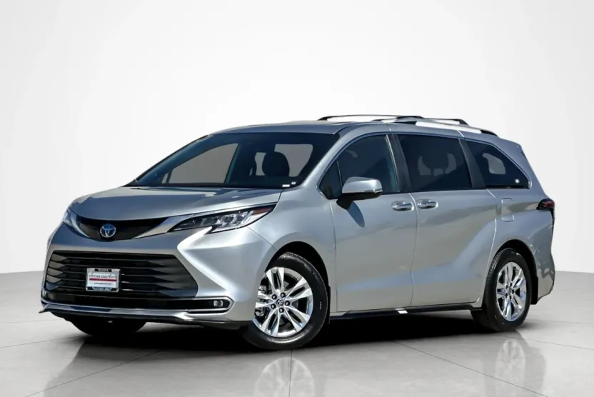 2025 Toyota Sienna Limited photo 1