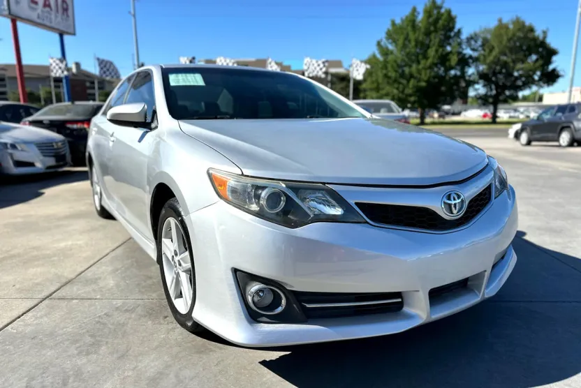 2012 Toyota Camry SE photo 1
