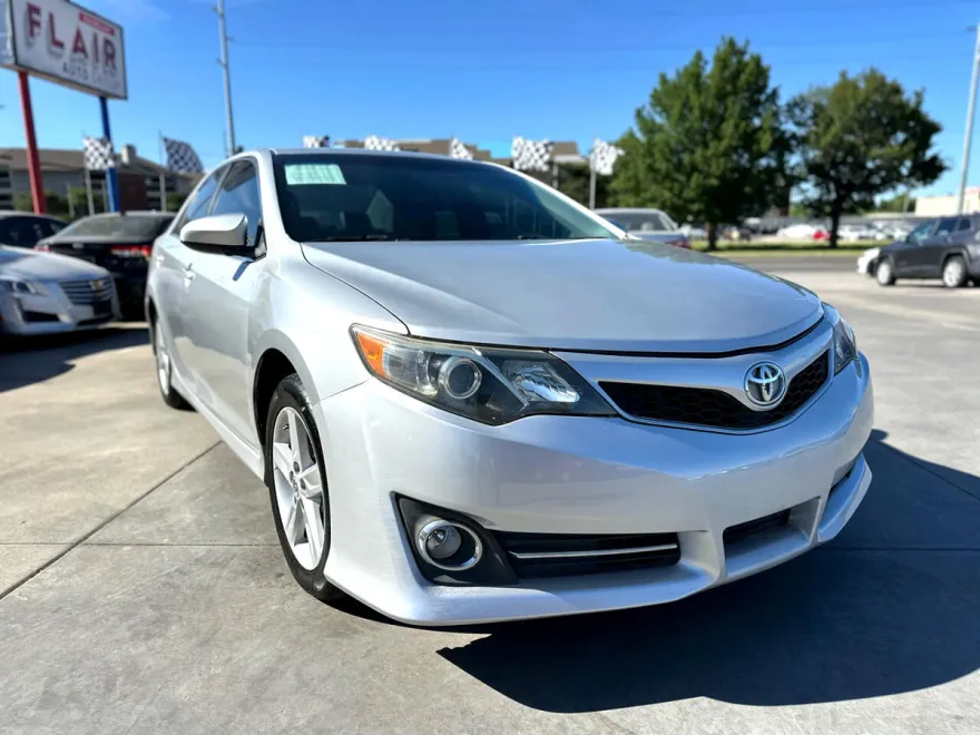 2012 Toyota Camry SE photo 1