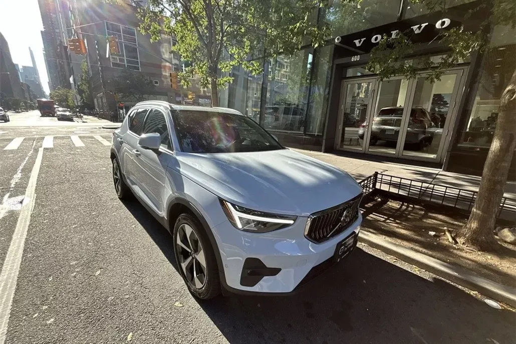2025 Volvo XC40 Plus photo 1