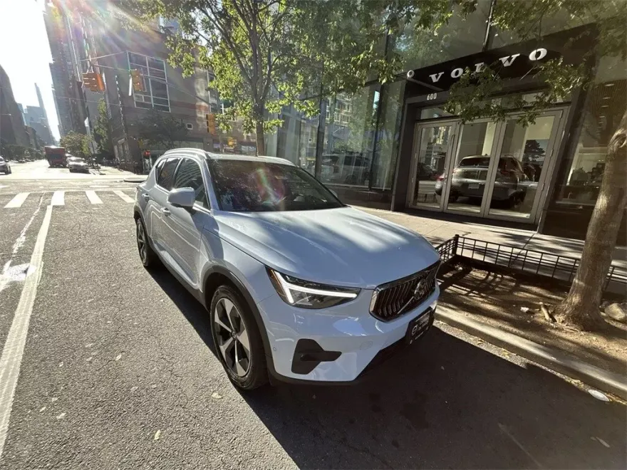 2025 Volvo XC40 Plus photo 1