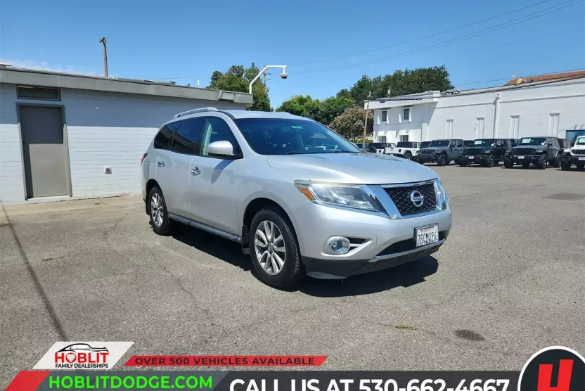 2016 Nissan Pathfinder SV photo 1