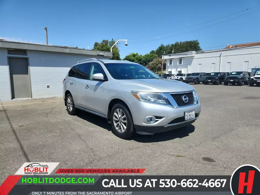 2016 Nissan Pathfinder SV photo 1