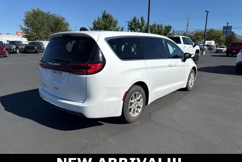 2024 Chrysler Pacifica Touring L photo 1