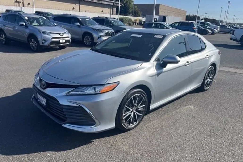 2022 Toyota Camry Hybrid XLE photo 1
