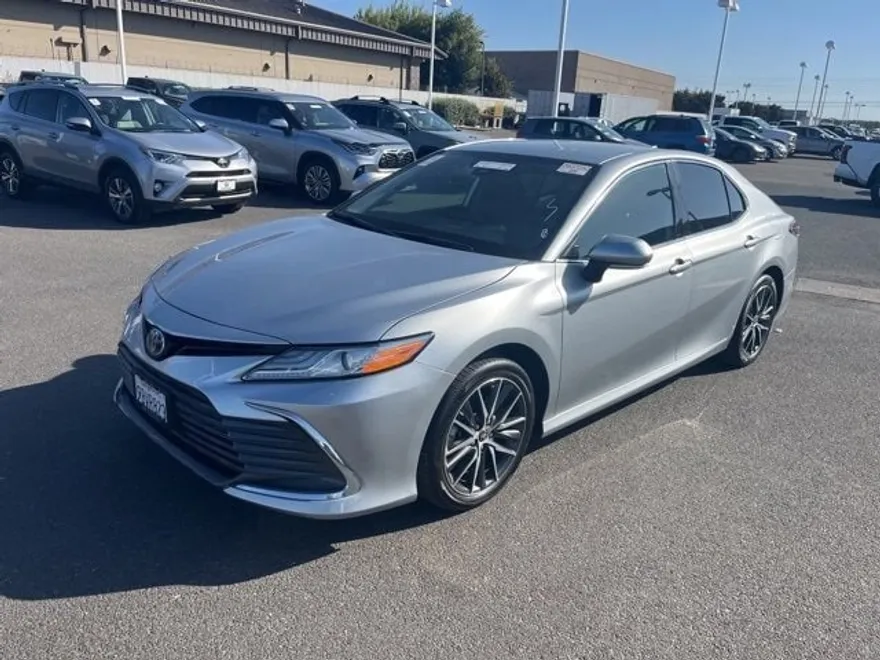 2022 Toyota Camry Hybrid XLE photo 1