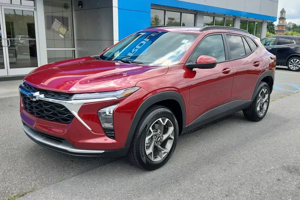 2025 Chevrolet Trax LT photo 1