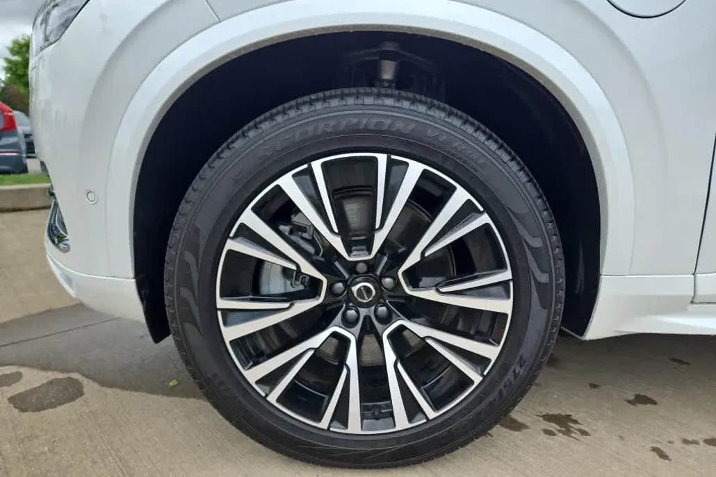 2025 Volvo XC90 T8 Plus photo 1