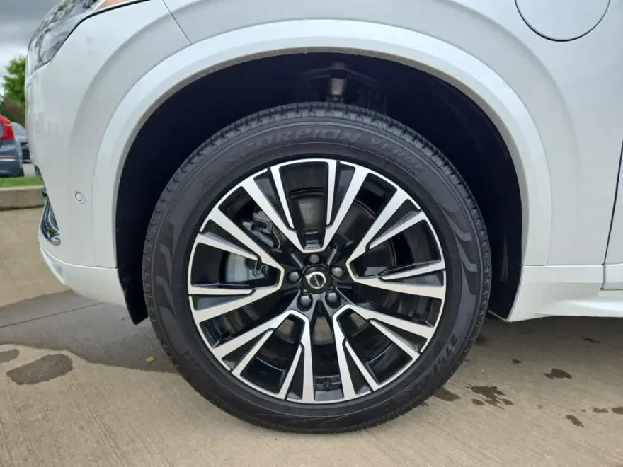 2025 Volvo XC90 T8 Plus photo 1