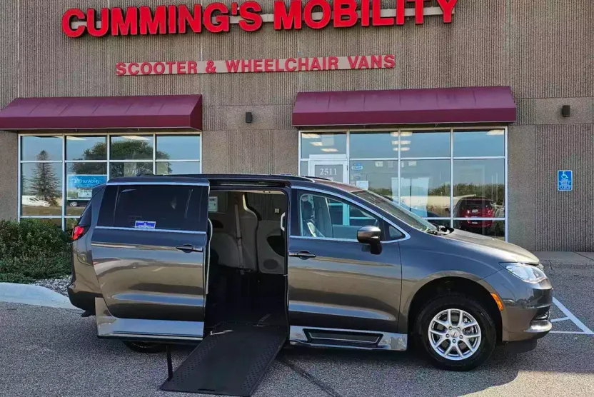 2021 Chrysler Voyager LXi photo 1
