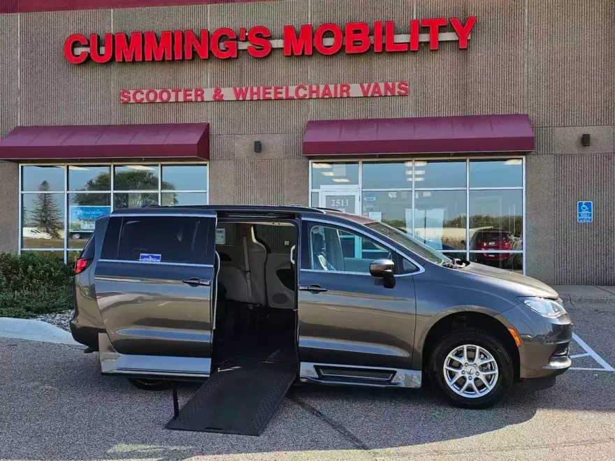 2021 Chrysler Voyager LXi photo 1