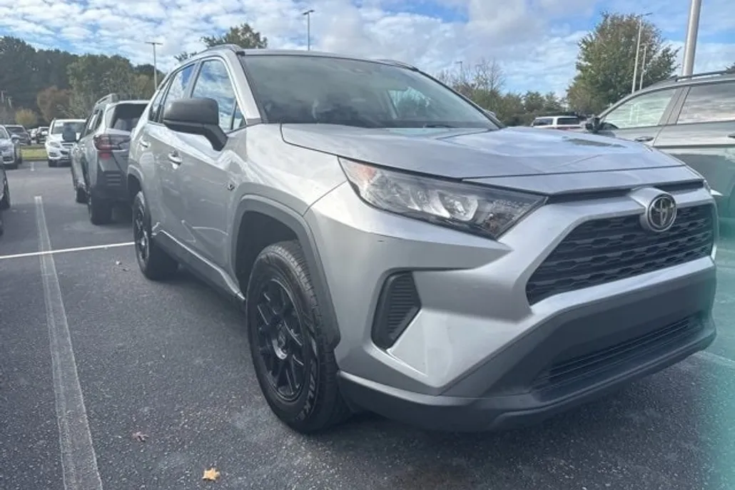 2021 Toyota RAV4 LE photo 1