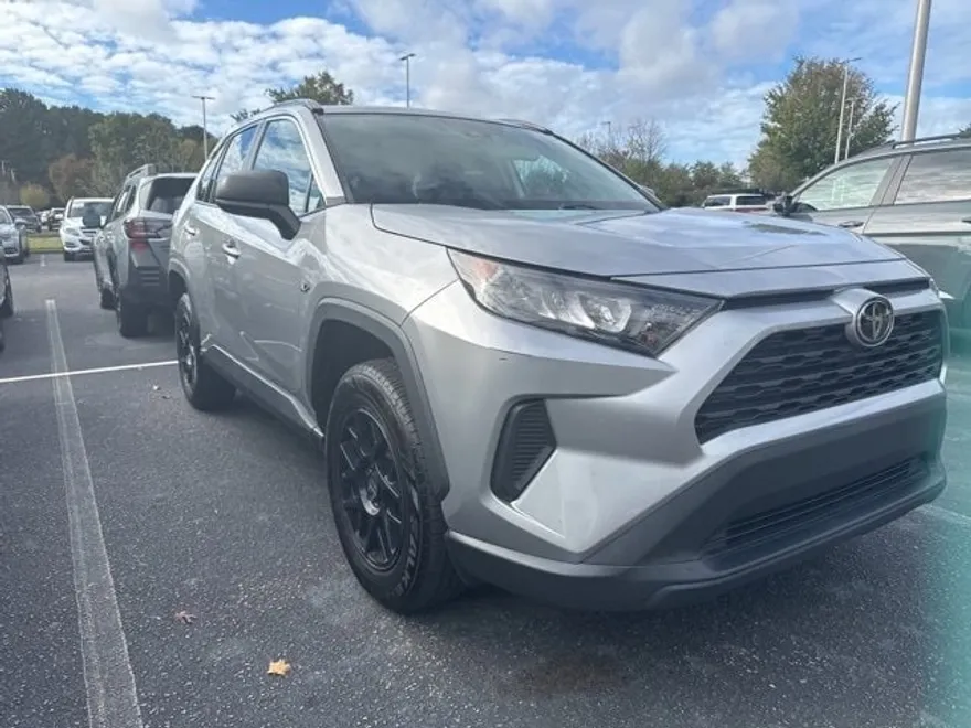 2021 Toyota RAV4 LE photo 1