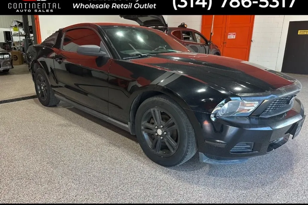2010 Ford Mustang V6 photo 1