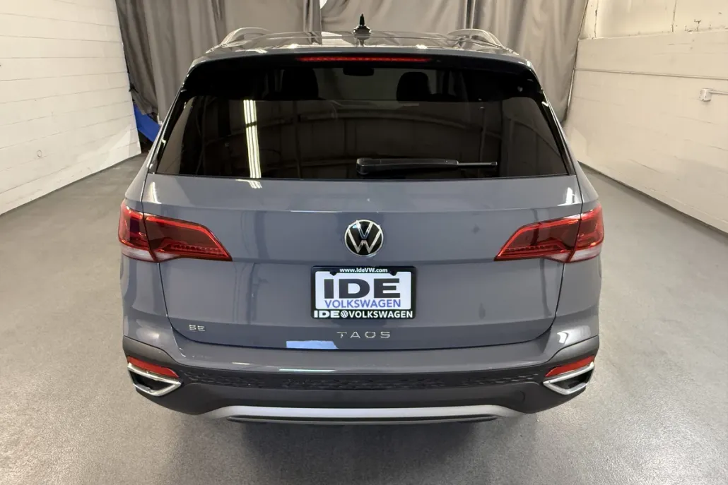 2024 Volkswagen Taos SE photo 1