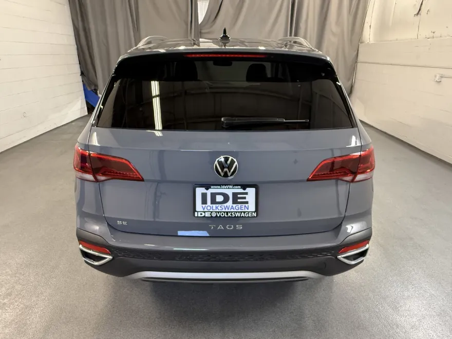 2024 Volkswagen Taos SE photo 1
