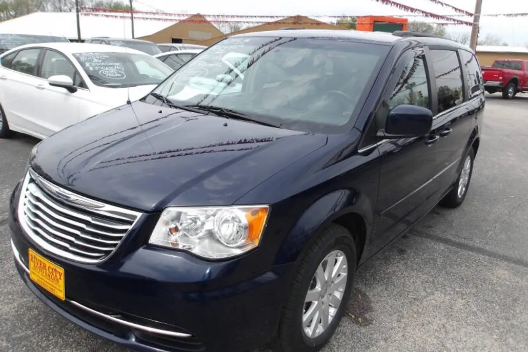 2016 Chrysler Town & Country LX photo 1