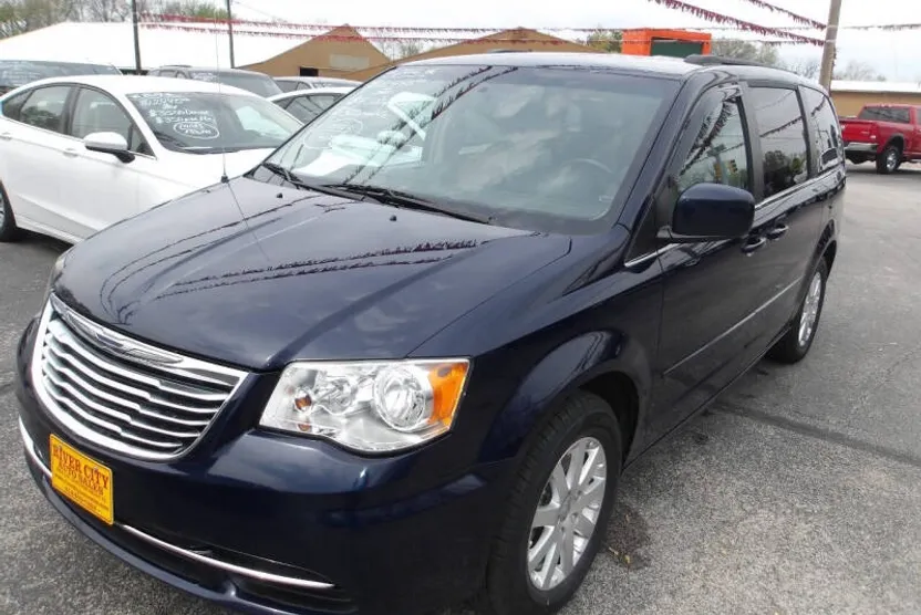 2016 Chrysler Town & Country LX photo 1