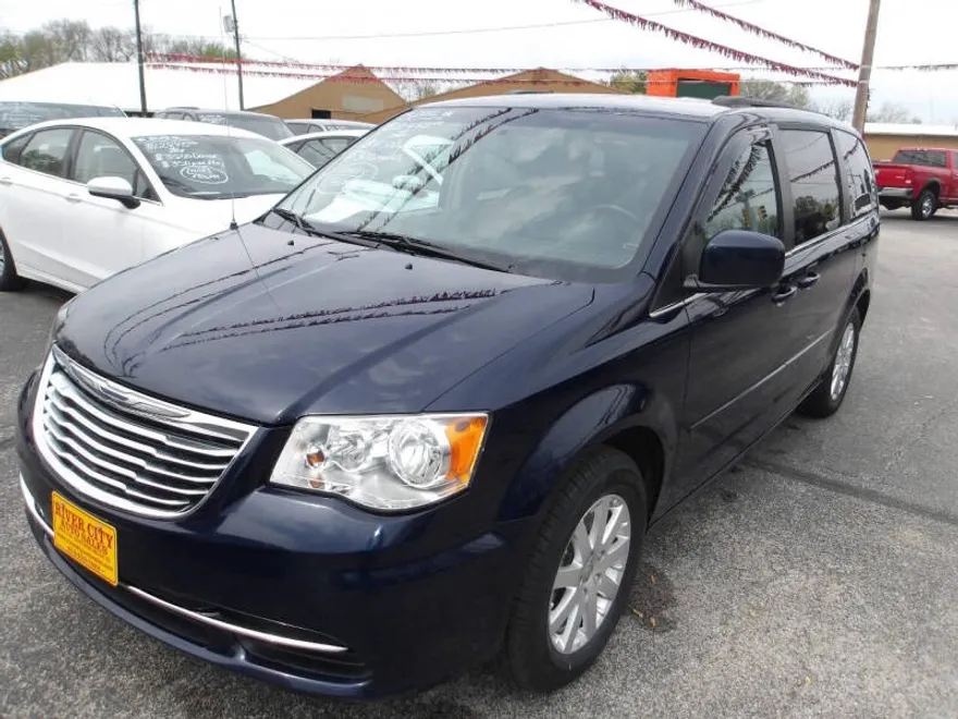 2016 Chrysler Town & Country LX photo 1