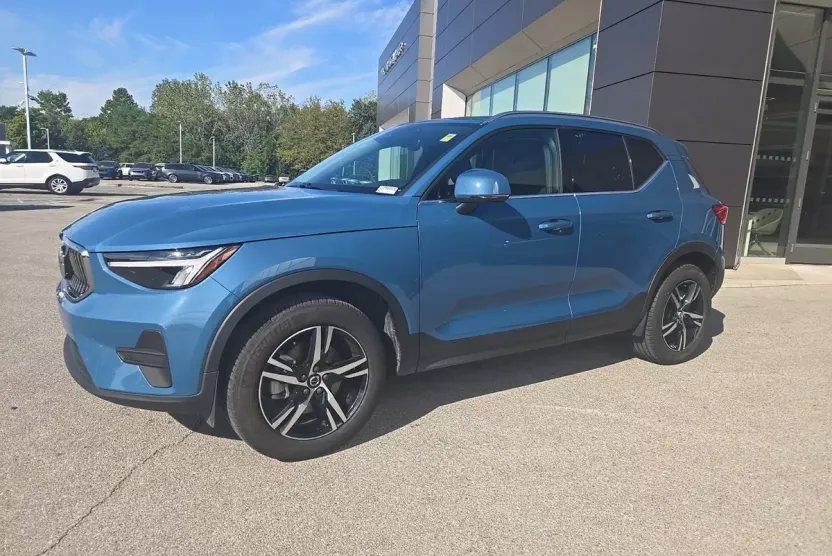 2025 Volvo XC40 Core photo 1