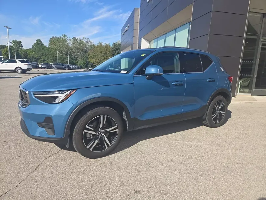 2025 Volvo XC40 Core photo 1
