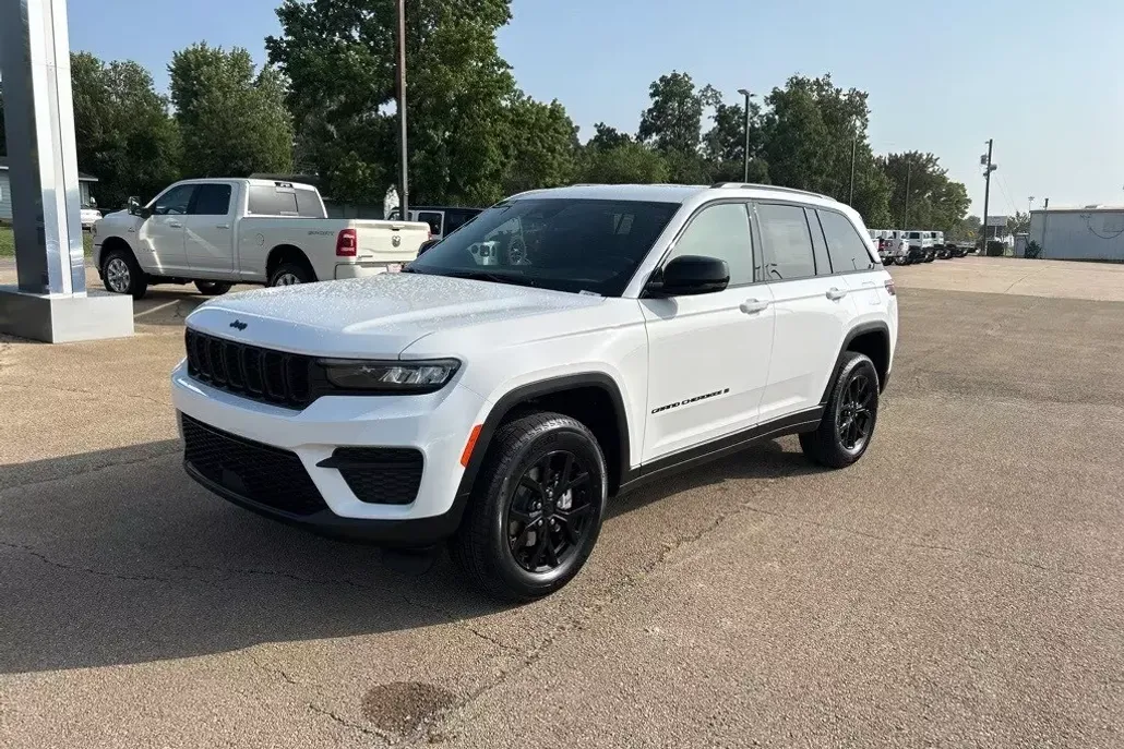 2024 Jeep Grand Cherokee Altitude photo 1