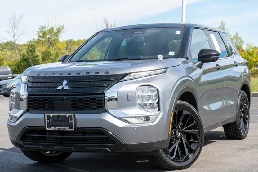 2023 Mitsubishi Outlander SEL photo 1