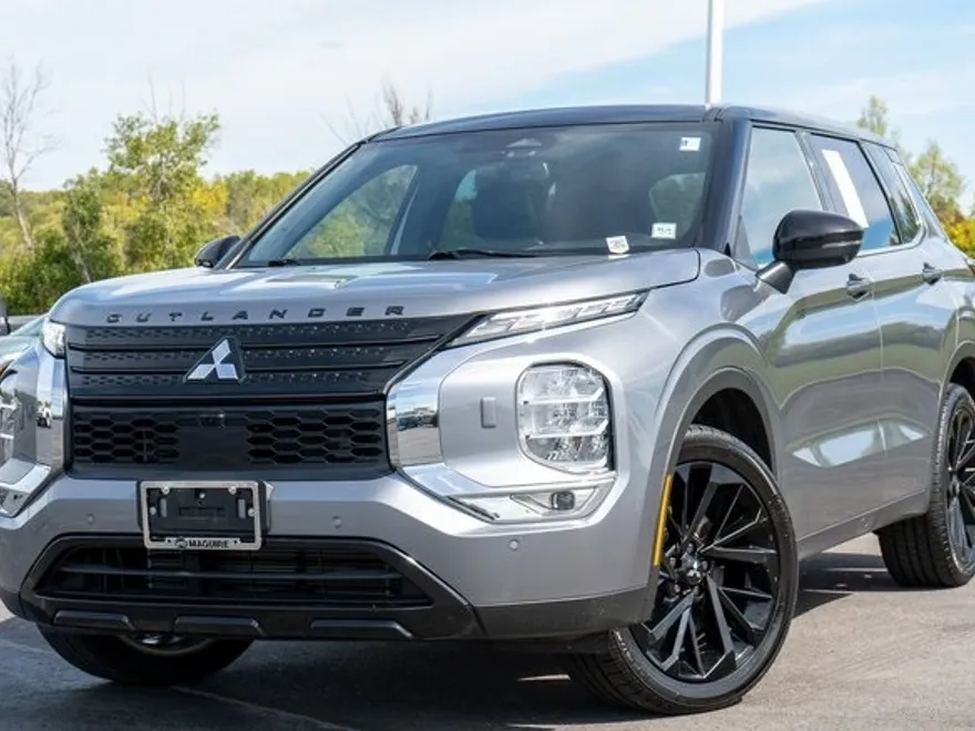 2023 Mitsubishi Outlander SEL photo 1