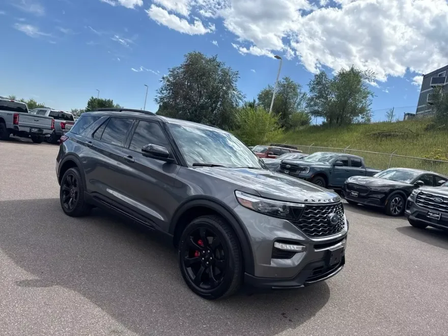 2023 Ford Explorer ST photo 1