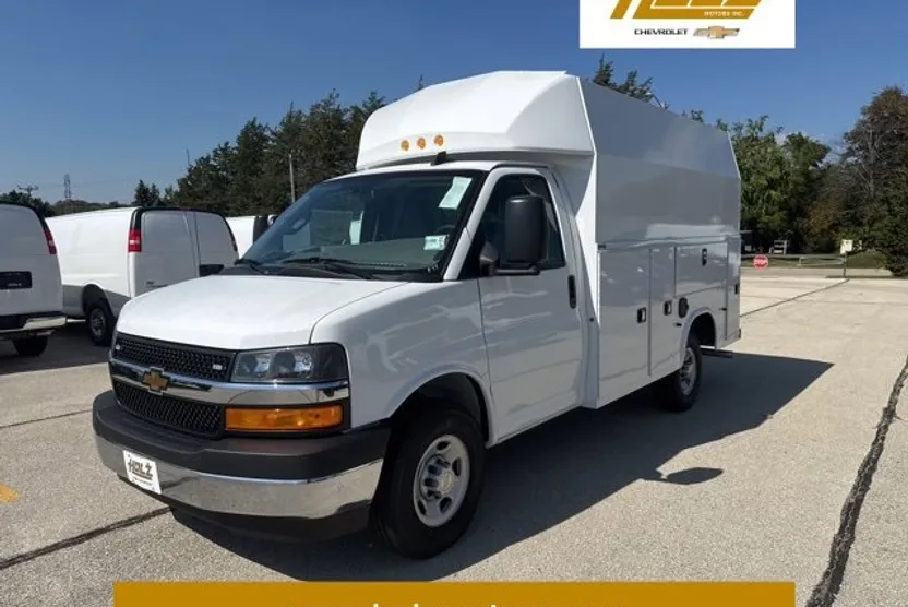 2025 Chevrolet Express Cutaway 3500 photo 1