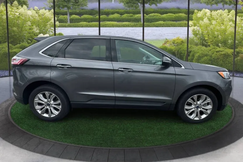 2022 Ford Edge Titanium photo 1
