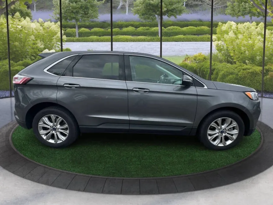 2022 Ford Edge Titanium photo 1