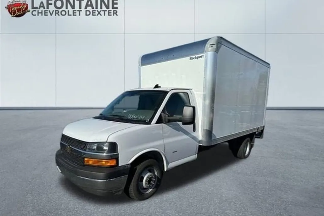 2024 Chevrolet Express Cutaway 3500 photo 1