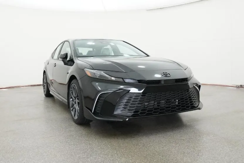 2025 Toyota Camry SE photo 1