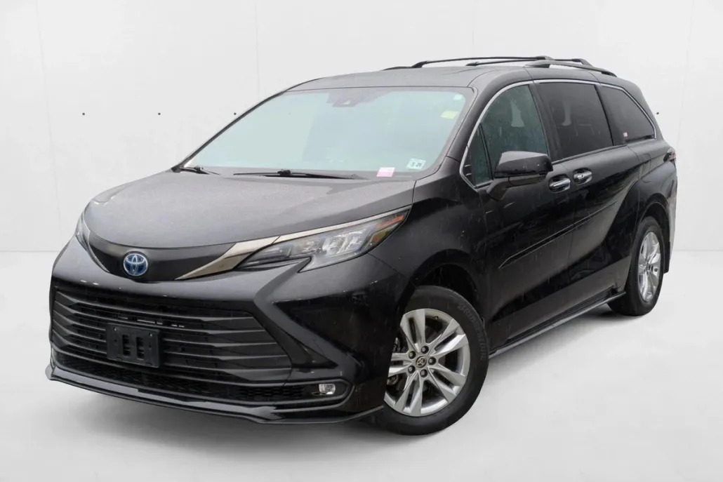 2022 Toyota Sienna XLE Woodland Edition photo 1