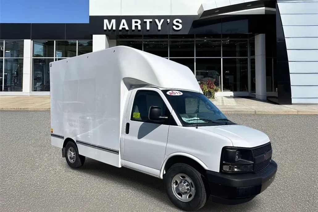 2017 Chevrolet Express 3500 Work Van Cutaway photo 1