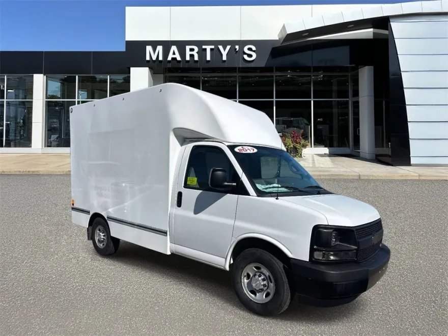 2017 Chevrolet Express 3500 Work Van Cutaway photo 1