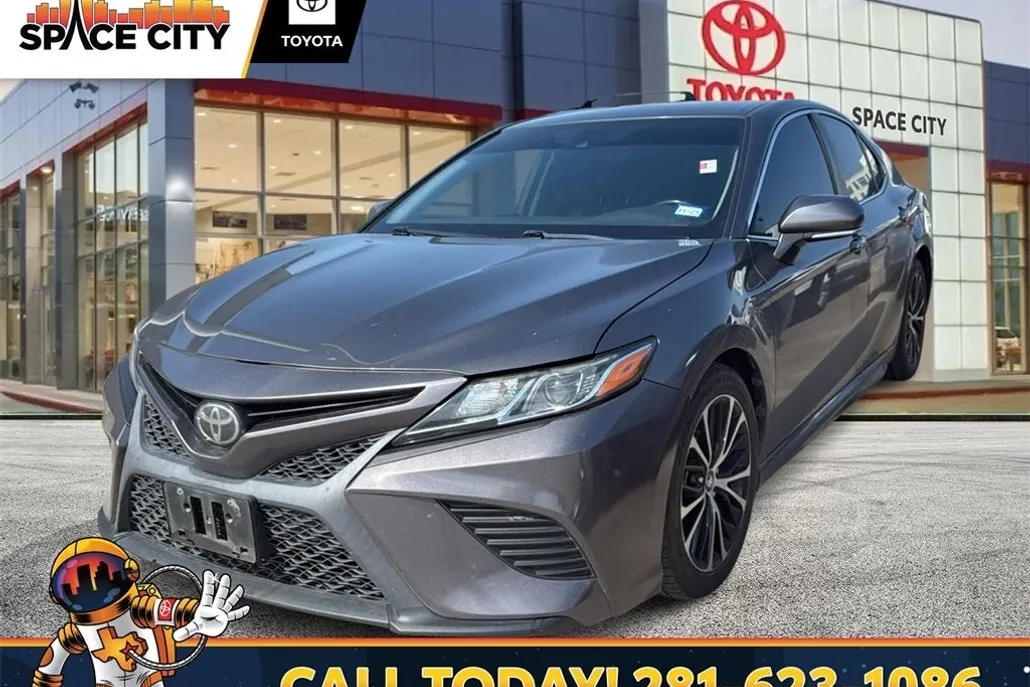 2019 Toyota Camry SE photo 1