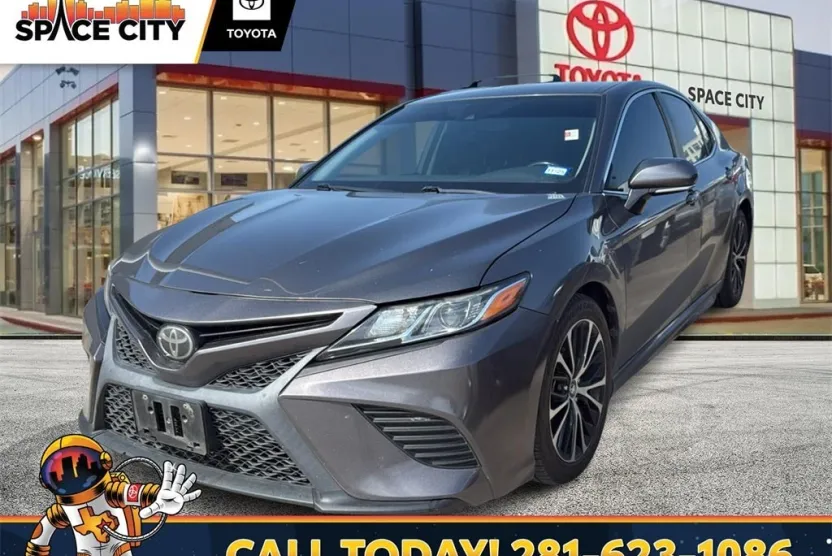 2019 Toyota Camry SE photo 1