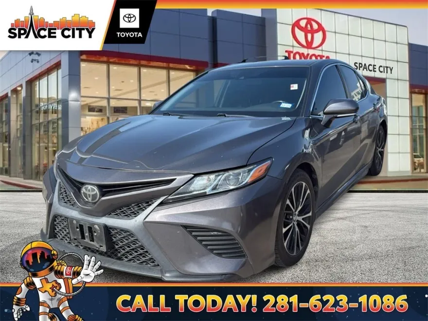 2019 Toyota Camry SE photo 1