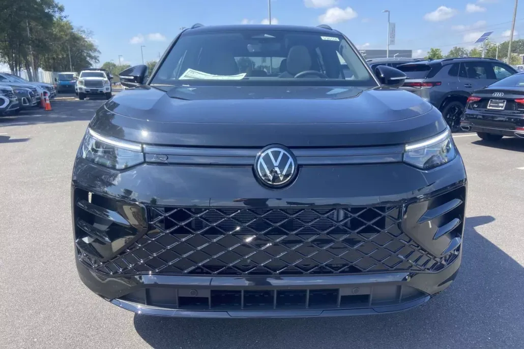 2025 Volkswagen Tiguan SE R-Line Black photo 1