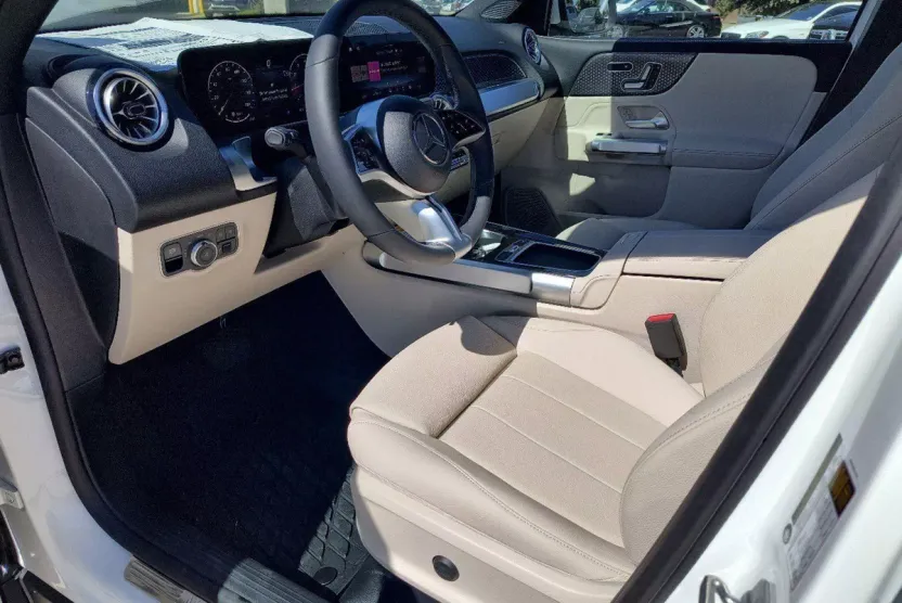 2025 Mercedes Benz GLB 250 photo 1