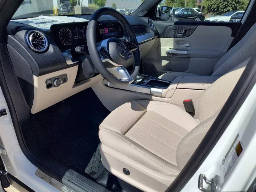 2025 Mercedes Benz GLB 250 photo 1
