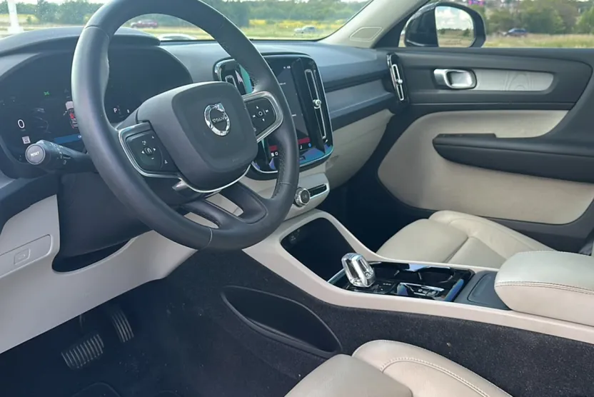 2023 Volvo XC40 Plus photo 1