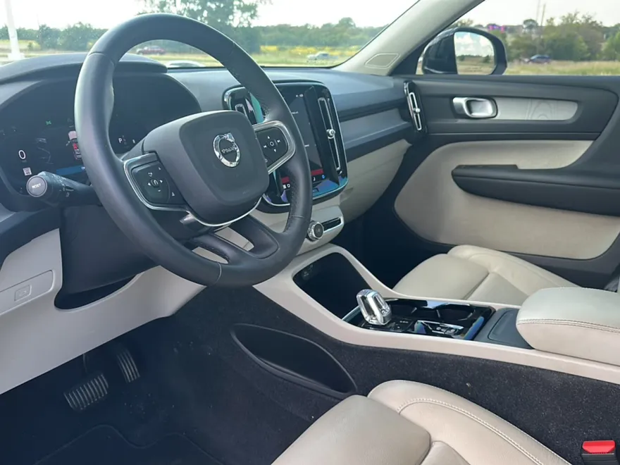 2023 Volvo XC40 Plus photo 1