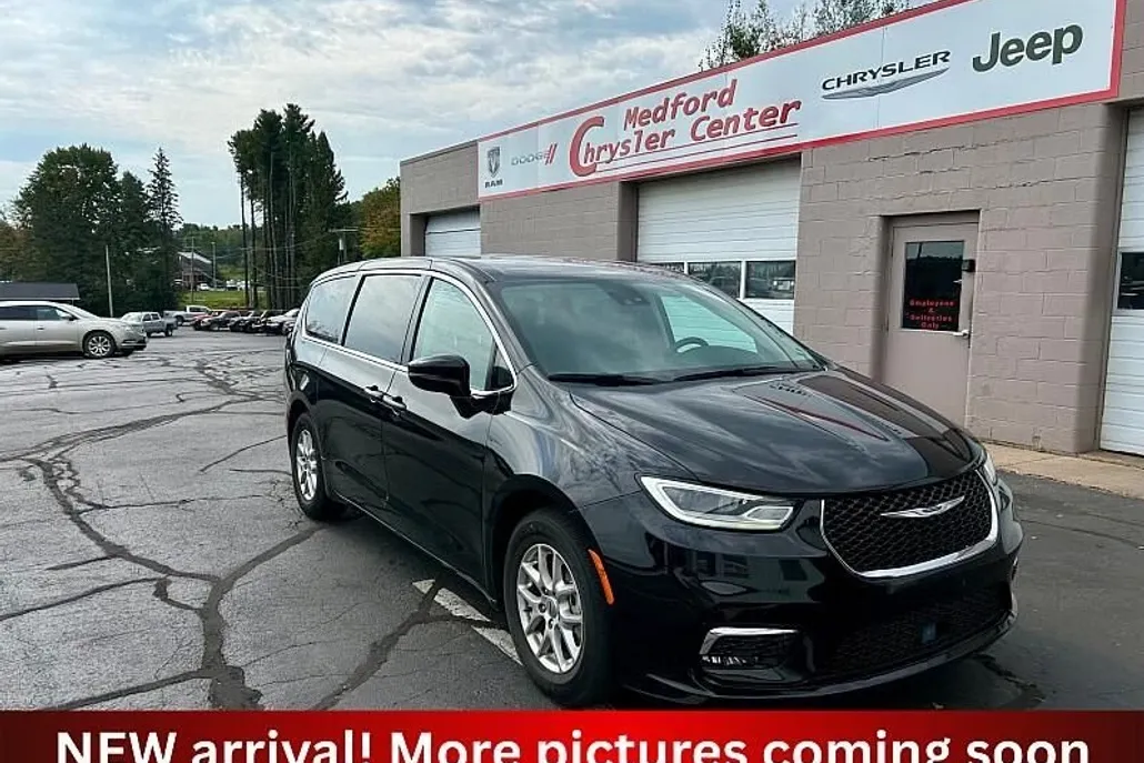 2024 Chrysler Pacifica Touring L photo 1