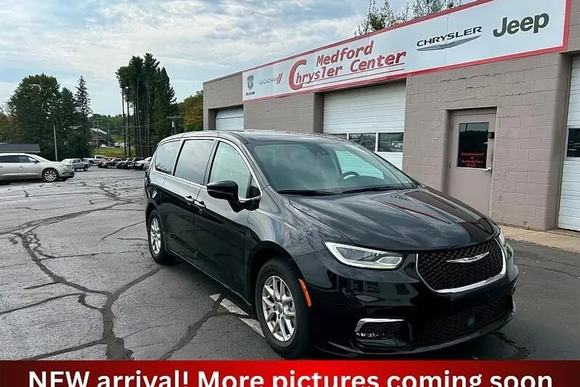2024 Chrysler Pacifica Touring L photo 1